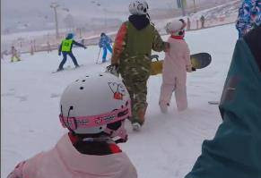 李小璐带女儿滑雪，甜馨运动能力值拉满