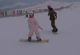 李小璐带女儿滑雪，甜馨运动能力值拉满