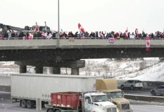 上千人涌上高速迎接车队 多伦多401匝道封锁