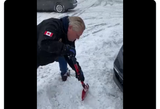 有人嘲笑福特省长摆拍铲雪救人：福特回怼