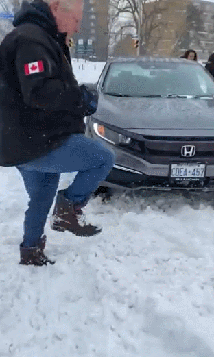 有人嘲笑福特省长摆拍铲雪救人：福特回怼