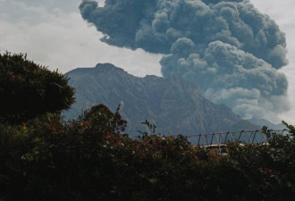 日本樱岛火山喷发：滚滚黑烟高达3400米