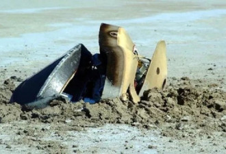 美国直升机拼命追 太空碟状物坠毁沙漠