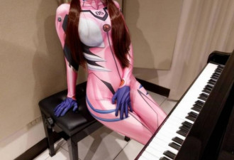 钢琴女网红cosplay太热辣? 频道再出事