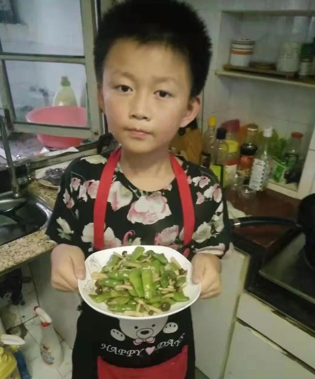 小?生除夕烧一桌大菜!妈妈偷偷发视频后,朋友圈都炸了- 妈咪宝贝网