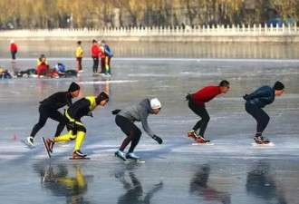 冬天的北京什刹海上，长满了身怀绝技的大爷