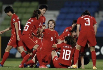 淘汰日本后，女足主帅拒被球员举起庆祝