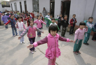中国女教师生育意愿低 未婚者三成不愿生