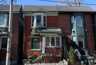 多伦多一栋废弃的半独立破房子卖120万