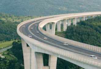 亏6万亿还开建 中国高速公路为何狂奔