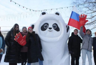 俄罗斯公园现800公斤冰墩墩雪雕 民众求合影