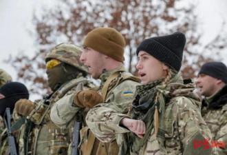 乌克兰男女老少参与实弹训练：很害怕但准备好