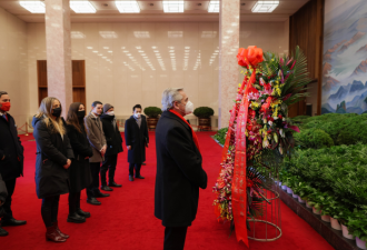 阿根廷总统参观毛主席纪念堂并敬献花圈