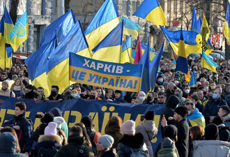 乌克兰民众游行，团结面对俄罗斯的侵略威胁