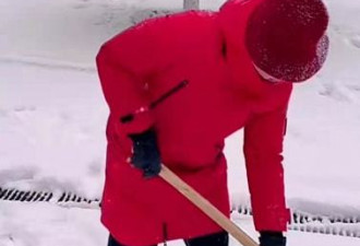 冯巩拿铁锹上街为群众铲雪被认成大妈