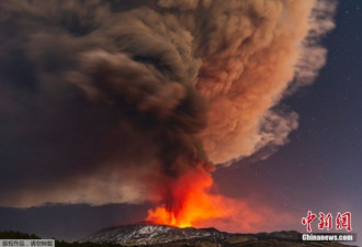 意大利埃特纳火山喷发 产生壮观火山闪电