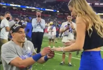 华裔球员登超级碗赛场夺冠 赛后浪漫求婚