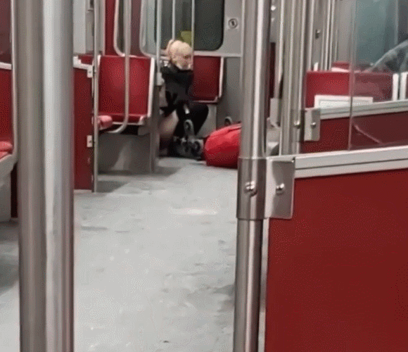 多伦多地铁&quot;辣眼&quot;一幕：女子当众脱裤子