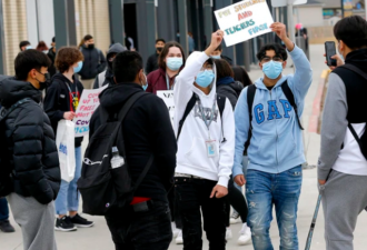 阿省学校今日取消强制戴口罩，学生抗议