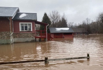 宾顿社区遭到淹没有的地方水深达六英尺