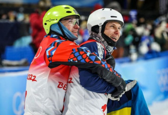 乌政府警告 乌俄两位夺牌选手还是抱在了一起