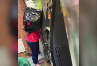 阿姨全罩式领钱 万人笑猜：几个亿