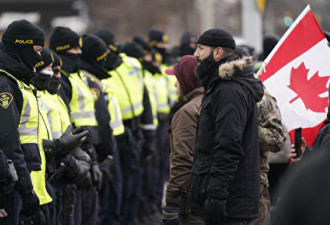 加拿大警方开始逮捕反对疫苗强制令的抗议者