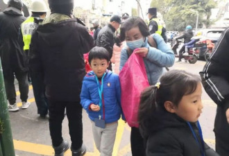 1人接4孩按次收费 上海接送阿姨月入8000