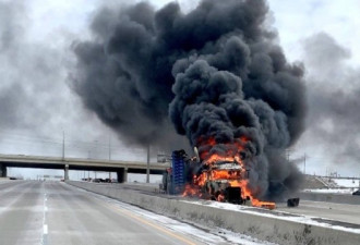 401高速上卡车自燃浓烟滚滚