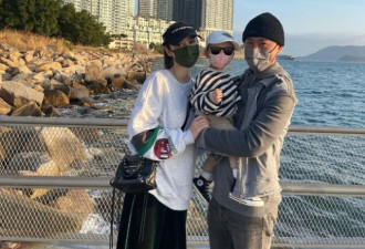 林峰一家三口同框 妻子穿居家卫衣