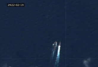 卫星照片疯传：美军战斗舰与解放军护卫舰并行