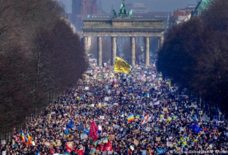柏林十万人抗议普京 德国拨款千亿提升军备