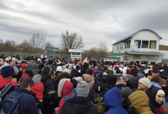 排队20小时乌人出境 传有女被挤身亡