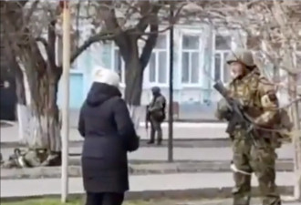 乌克兰妇女连飙&quot;你他X&quot;大骂俄国大兵