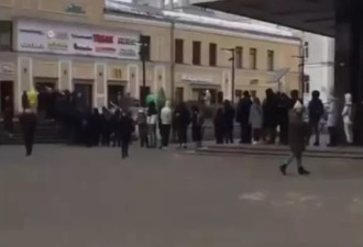 俄罗斯银行被挤兑 提款机前排长龙
