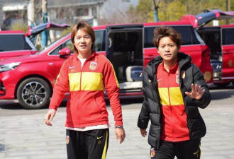 中国女足抵达上海受热捧,姑娘们着急回家