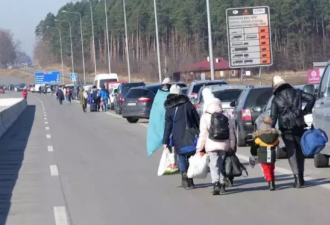 乌克兰数万人逃离家园 母子弃车步行越境