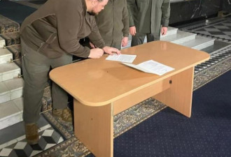 泽连斯基签署加入欧盟的正式申请文件
