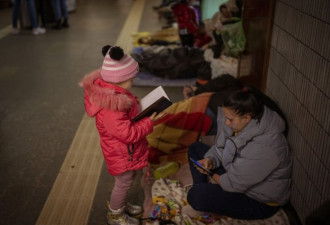 基辅难民连夜逃人车塞路 小孩直接睡路边