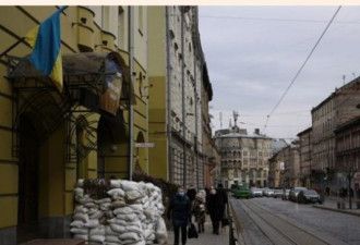 乌克兰被俄攻占城市居民努力恢复生活