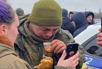俄兵无助迷路 乌乡民招待 借他手机见妈妈