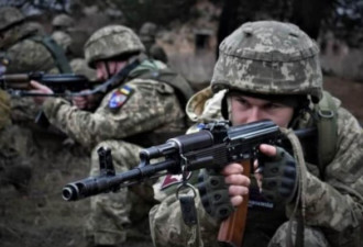 战事焦灼 乌克兰民众涌枪店购武器保卫家园