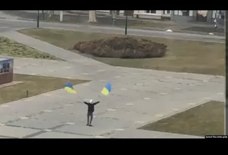 乌克兰男子从俄军手中拿回国旗，场面引发热议