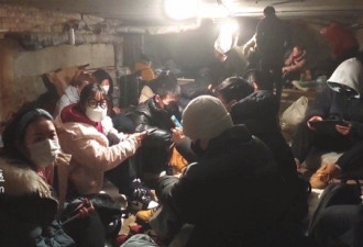 130名中国留学生被困苏梅 防空洞里互相依靠