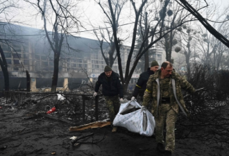 悲！5尸塞一车，基辅电视塔遭俄军空袭后惨况