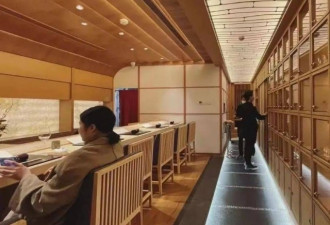 最火网红餐厅“喂狗型上菜法”气炸网友