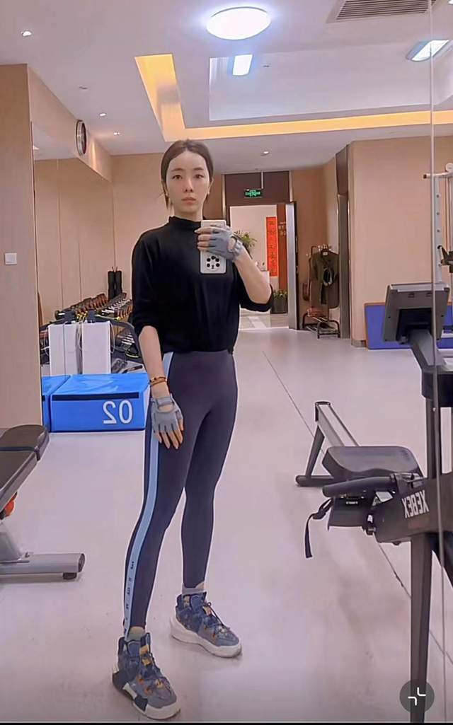 央视李思思素颜健身!穿紧身裤腿部曲线完美,双脚离地动作太专业_网易订阅
