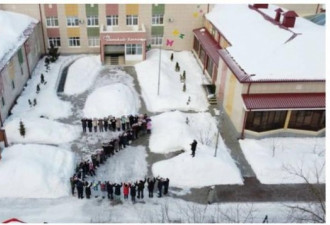 俄罗斯临终癌症病童被迫雪地列队挺战争