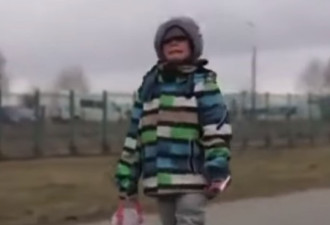 哭着拎著娃娃走进波兰 4岁乌男孩怎样了