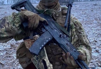 俄军这种新式突击步枪大量被掳获 成乌军宣传品